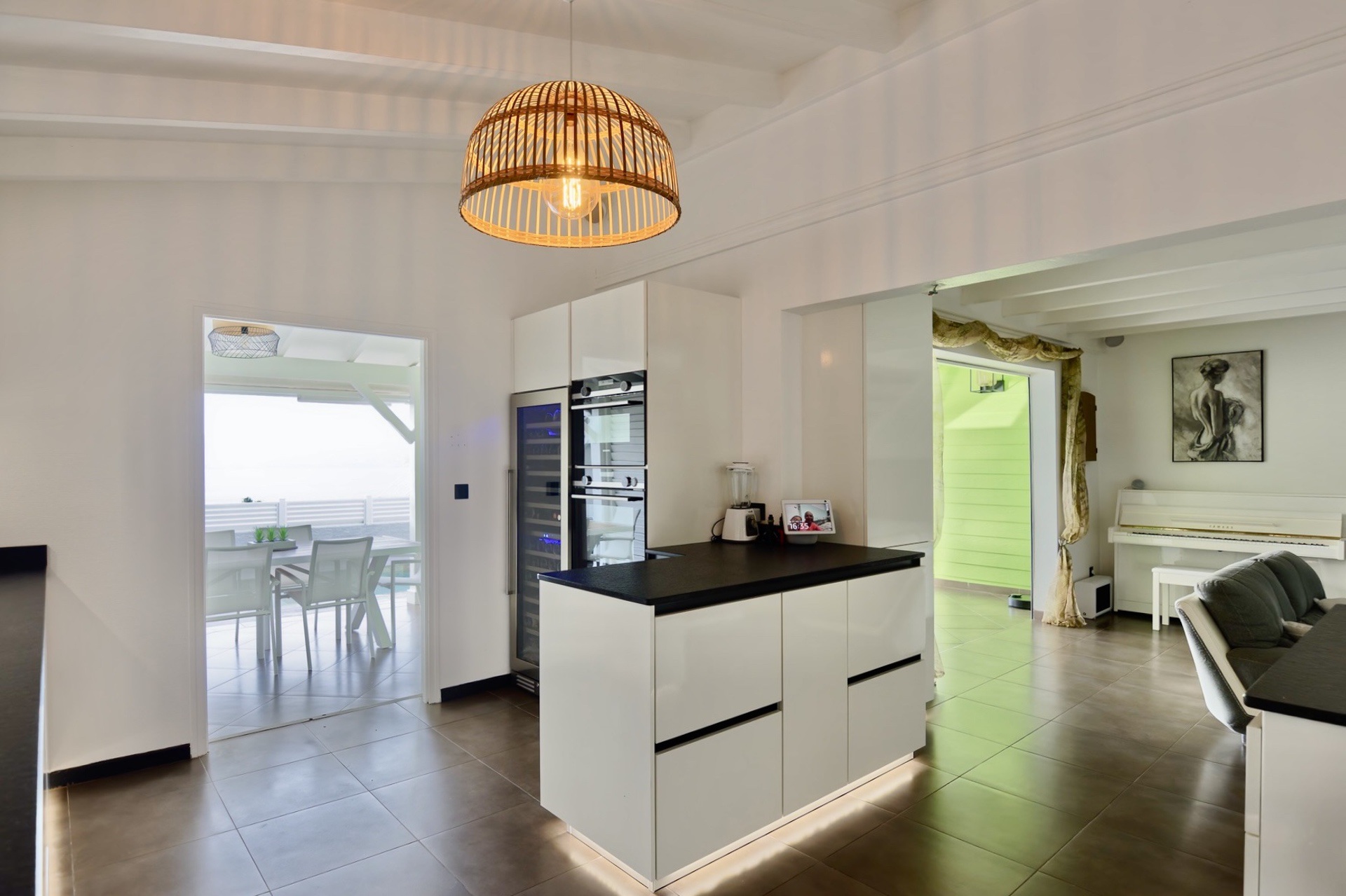 Cuisine design — îlot central & cave à vin