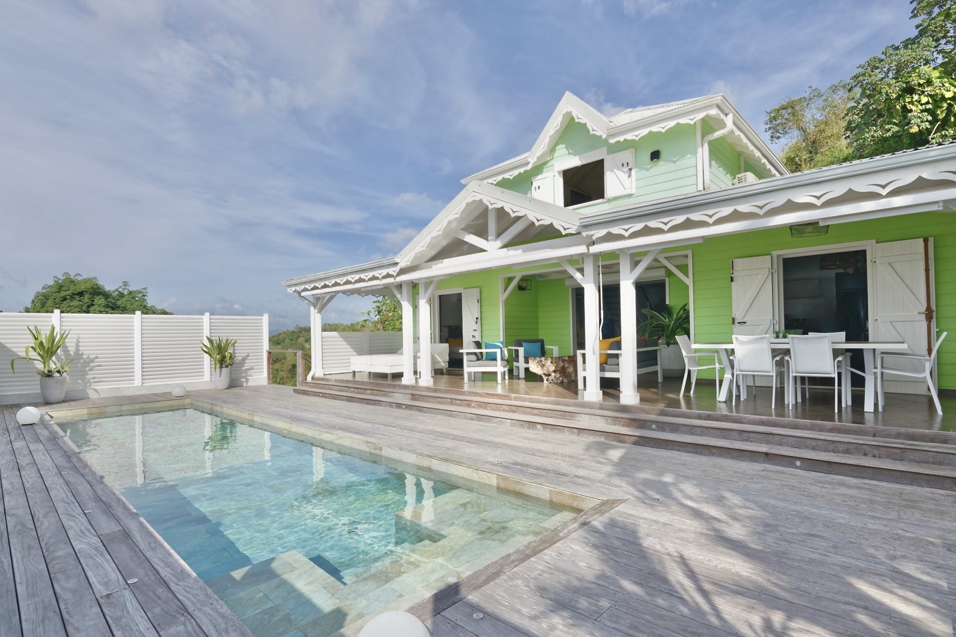 Villa & piscine — vue de jour