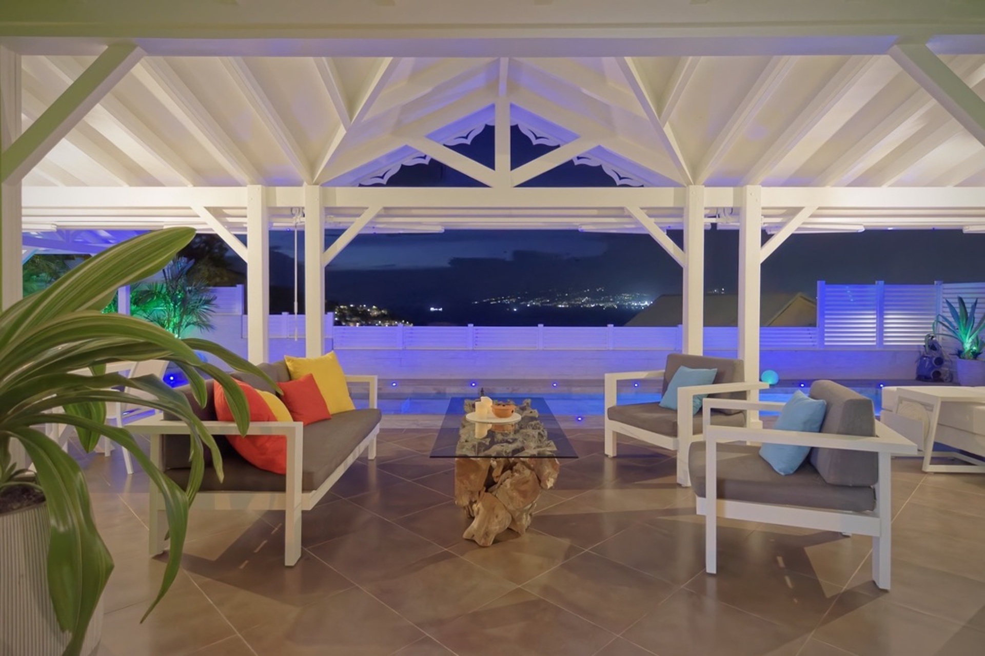Salon extérieur sous pergola