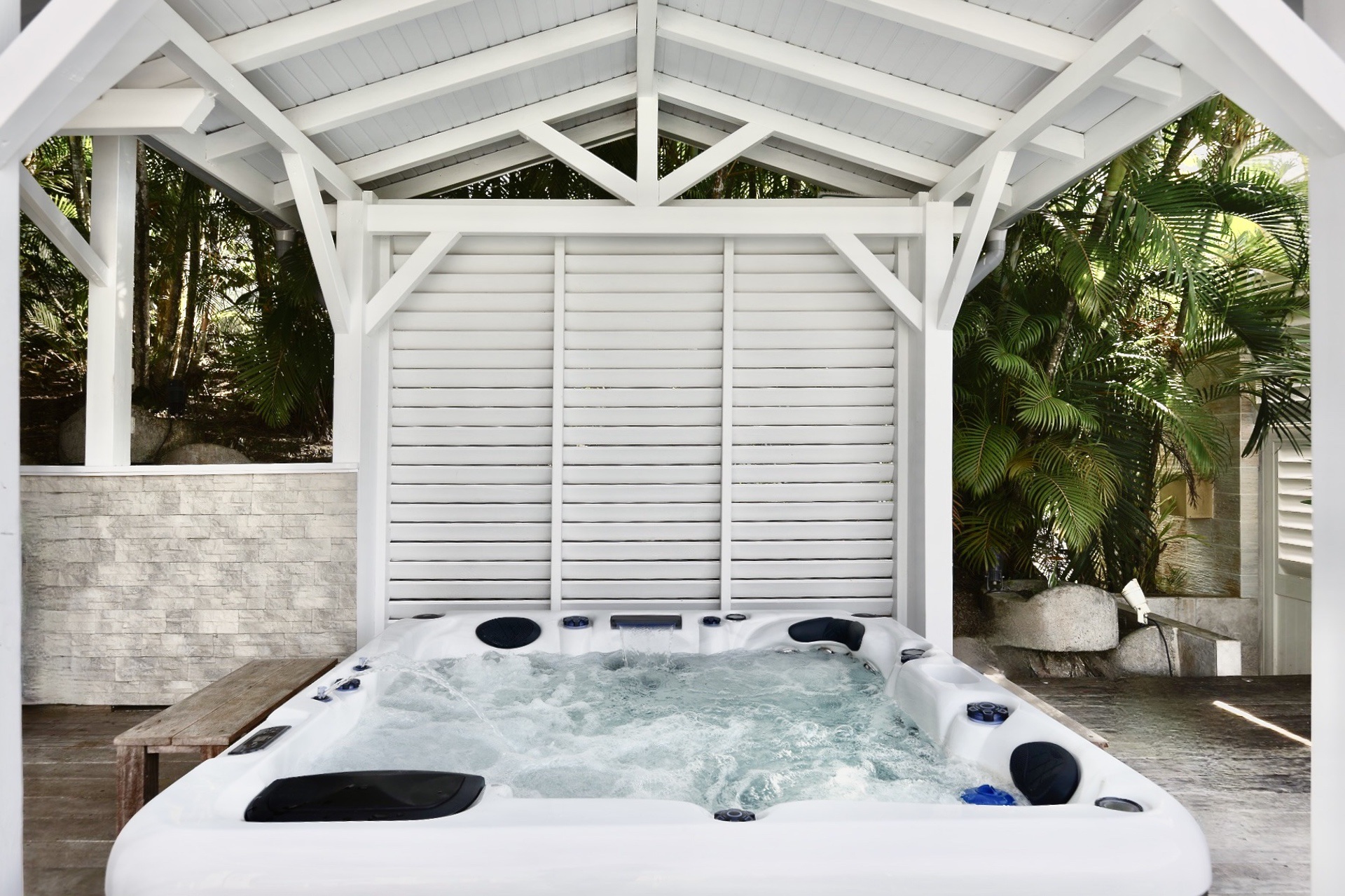 Jacuzzi sous kiosque tropical