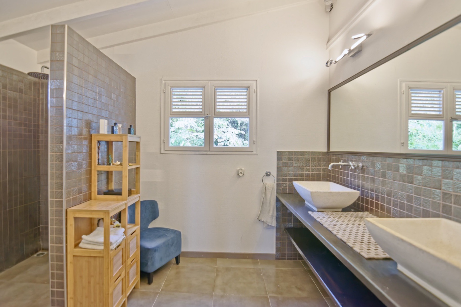 Salle de bain zen — vue jardin