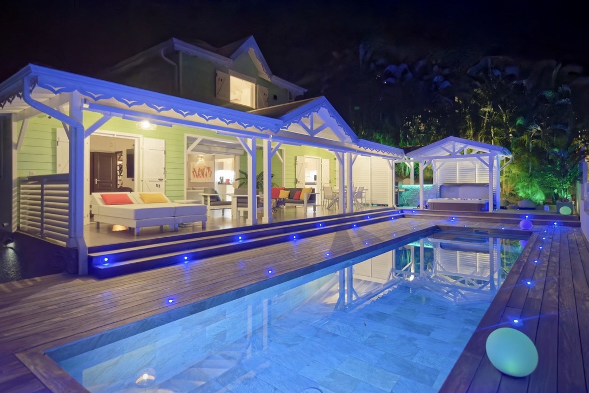 Piscine illuminée — ambiance bleutée