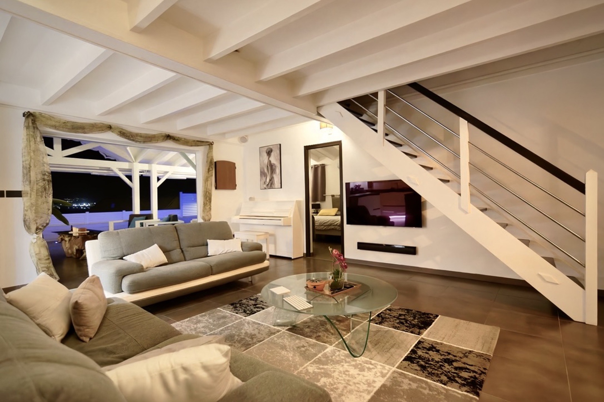 Salon cosy — coin TV & mezzanine