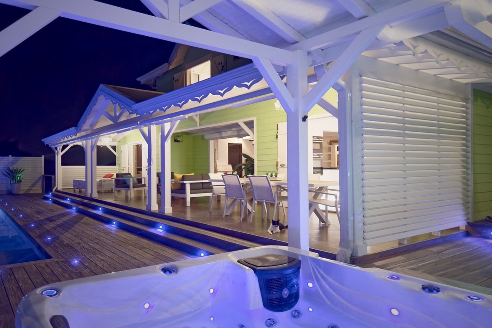 Jacuzzi privatif — vue terrasse de nuit