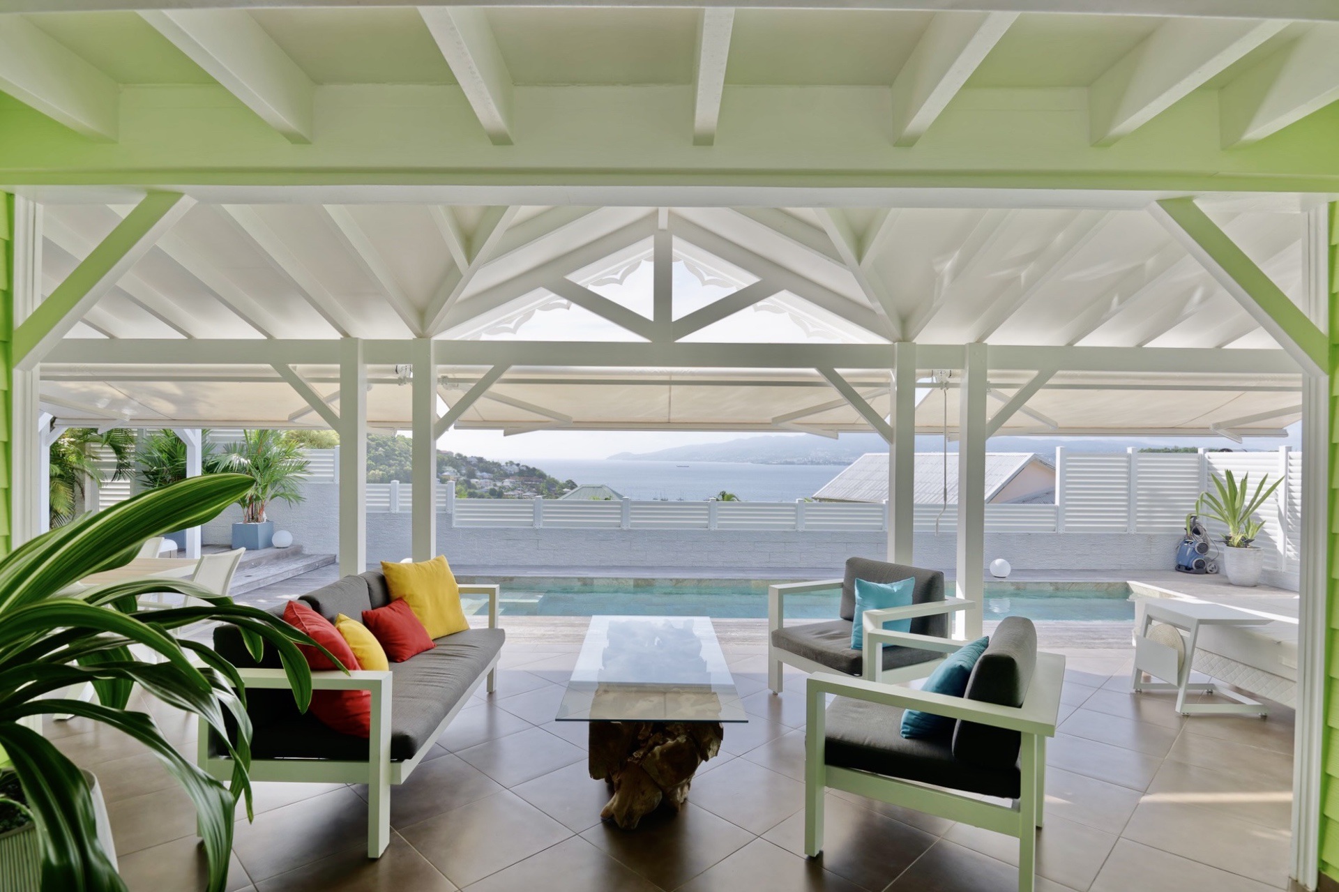 Salon ouvert — vue océan