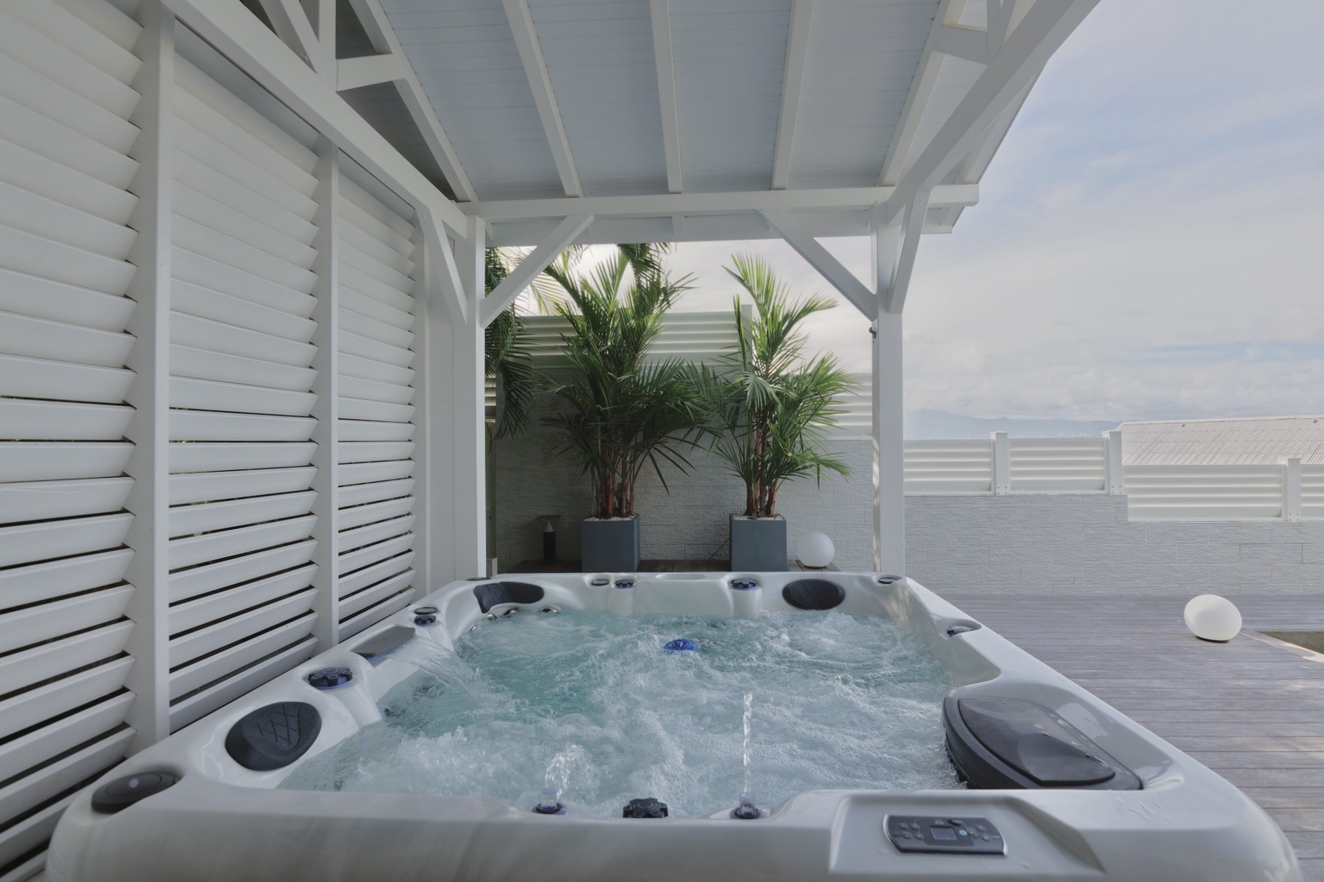 Jacuzzi sous pergola