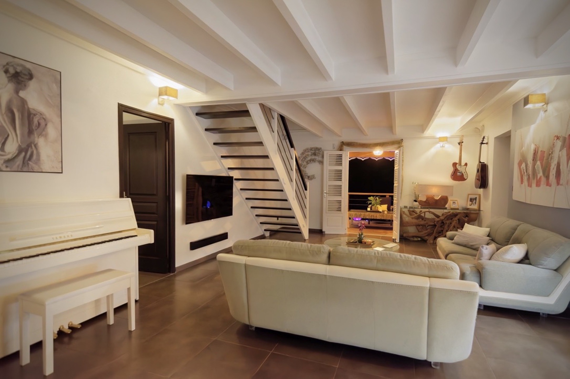 Salon intérieur — piano & escalier